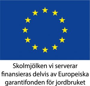 EU-loggan som har gula stjärnor mot blå bakgrund. Texten "Skolmjölken vi serverar finansieras delvis av Europeiska garantifonden för jordbruket"